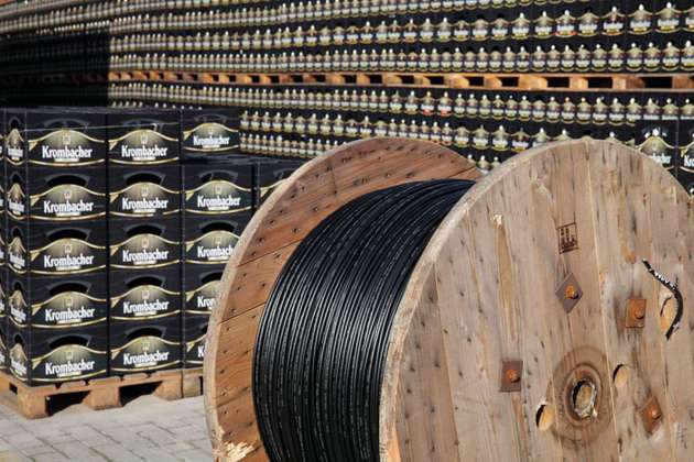 16 km besonders belastbares LWL-Kabel wurde in den Krombacher Brauereien verlegt.