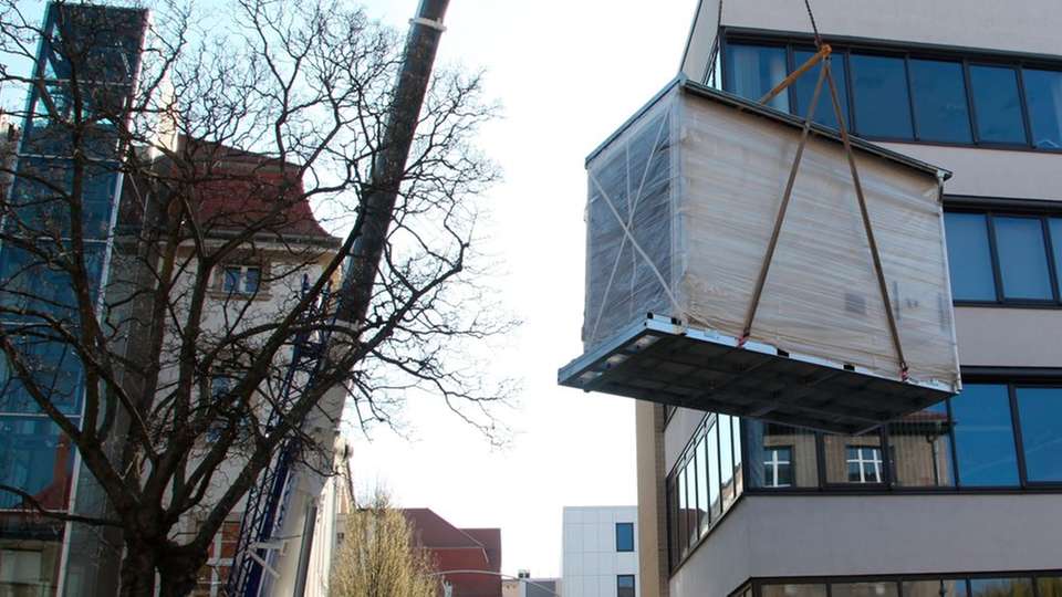 Erhabene Forschung: Installation einer von zwei Laborzellen an der HTWK Leipzig, die künftig Fassadenkonstruktionen erforscht.