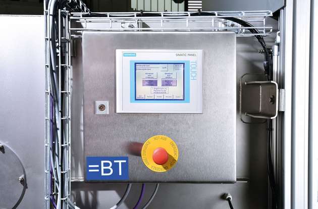 Die Anlagensteuerung kommuniziert mit dem bauseitig vorhandenen Prozessleitsystem (PLS).
