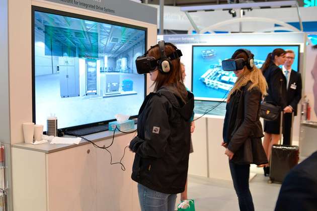 Für Fernwartung und ähnliche Anwendungen eignet sich Augmented Reality – hier am Siemens-Stand konnte man in die virtuelle Realität eintauchen.