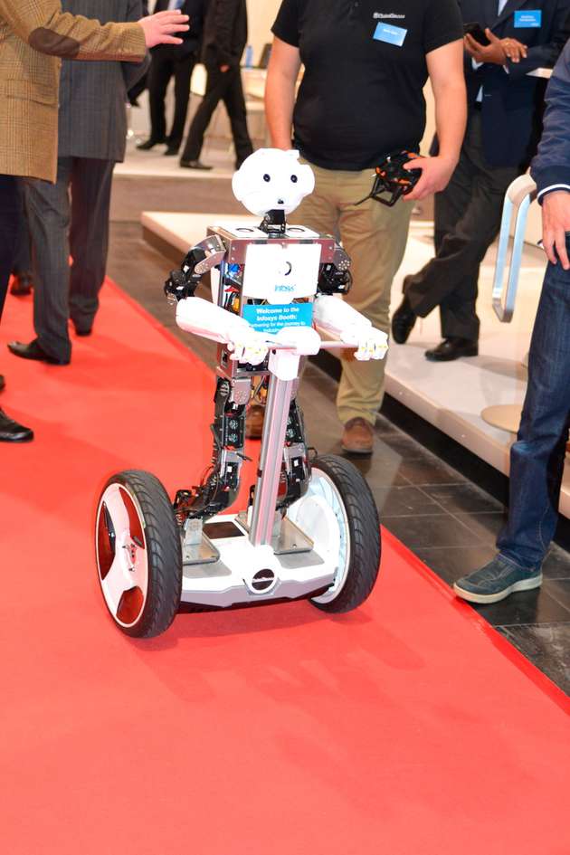 Roboter auf einem Segway-ähnlichen Gefährt am Stand von Infosys.