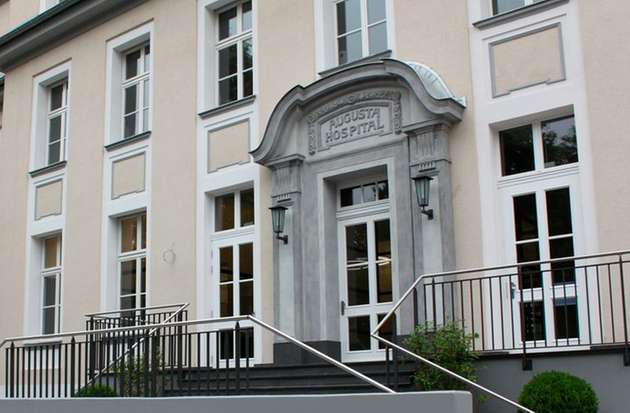 Außenansicht: Der Vordereingang des ehemaligen Kaiserin-Augusta-Hospitals nach der umfangreichen Sanierung.