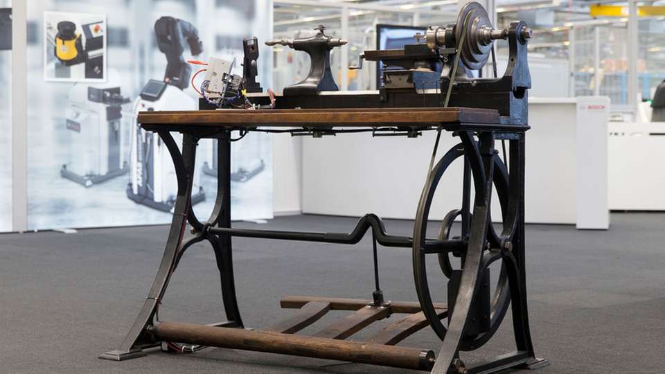 Auch technische Antiquitäten lassen sich in Industrie 4.0 einbinden: Das zeigt Robert Bosch anhand der IoT-fähigen Drehmaschine aus dem Jahr 1887.