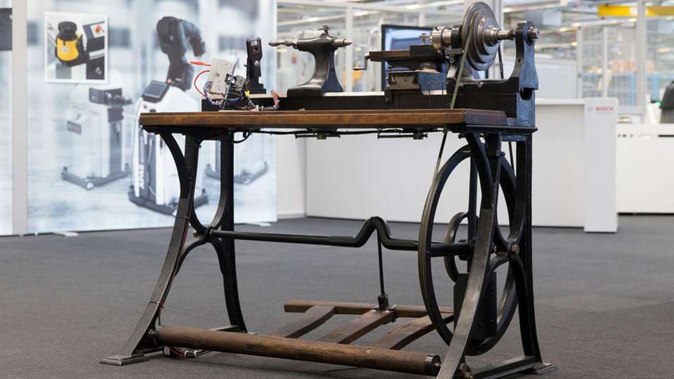 Auch technische Antiquitäten lassen sich in Industrie 4.0 einbinden: Das zeigt Robert Bosch anhand der IoT-fähigen Drehmaschine aus dem Jahr 1887.