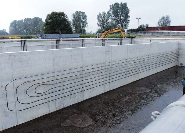 Bereit zum Wärmesammeln:  Der Wärmekollektor an der Becken­innenwand reicht zur Beheizung und Warmwasserbereitung des Betriebsgebäudes aus. 