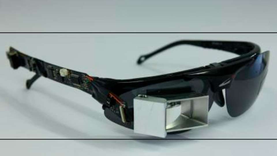 
                        
                        
                          Ein Prototyp der neuartigen Datenbrille, die mit OLED-Mikrodisplays ausgestattet ist.
                        
                      