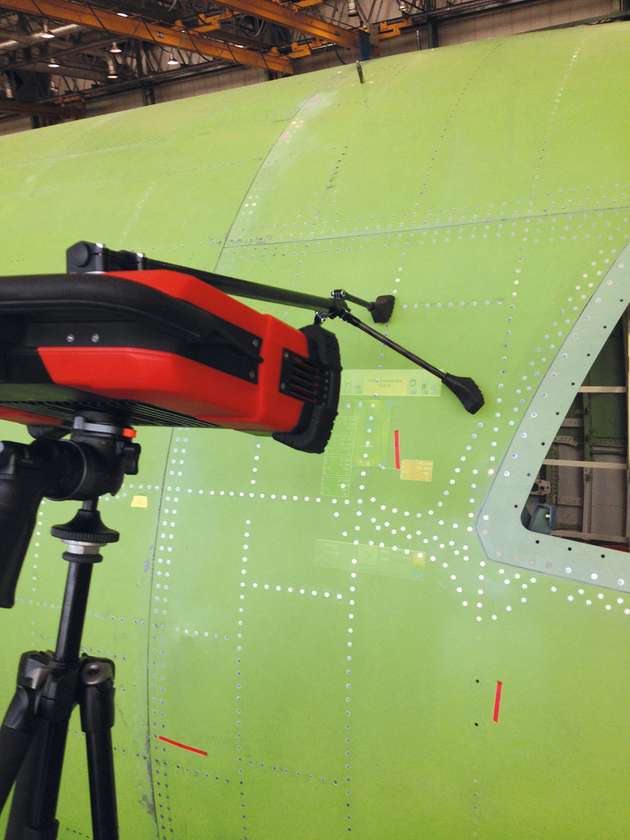 Der 3D-Scanner bei der Arbeit an einem Flugzeug. Befindet sich eine Unebenheit auf der Oberfläche, etwa eine Beule, wird sie farblich markiert.
