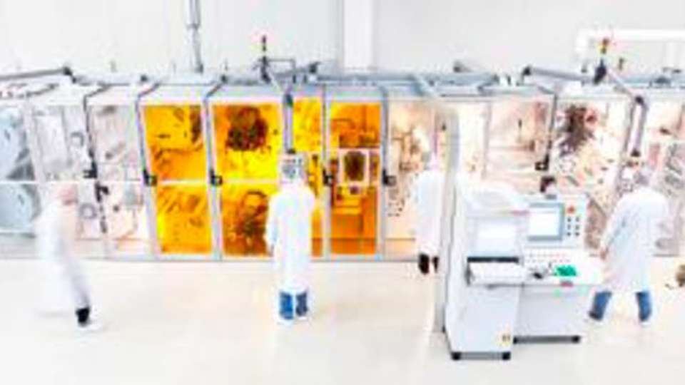 
                        
                        
                          Pilotanlage: Im Labor entstehen bereits organische Solarzellen - und die Forschung geht weiter.
                        
                      