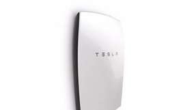 Angriff auf den Consumer-Markt: Teslas „Powerwall Home Battery“ hängen an der Wand und sind extrem flach gebaut.