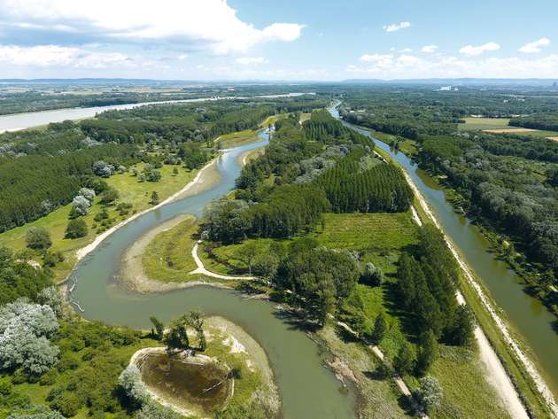 Zukunftsgerichtet: Die Flugaufnahme zeigt die neue Au-Landschaft beim Donaukraftwerk Altenwörth, mit der Verbund seinen ökologischen Beitrag leistet. Das Kraftwerk tritt optisch in den Hintergrund und macht der Natur Platz.