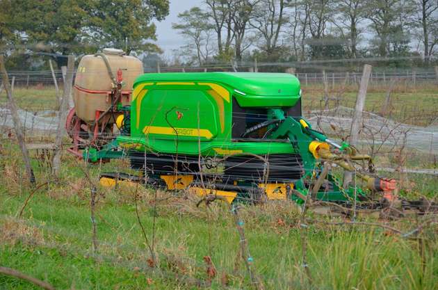 Der Agribot erledigt selbständig Arbeiten Obstgärten oder Plantagen und lässt sich mittels einer Bedienoberfläche im Web-Browser steuern. 