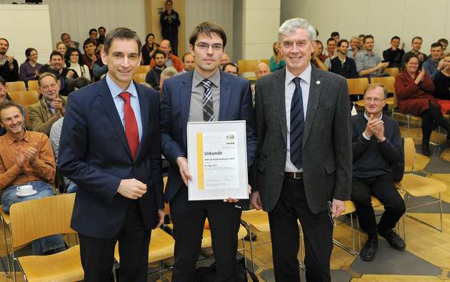 Dr. Ulrich von Hülsen (li.), Mitglied der Geschäftsleitung Pfeiffer Vacuum und Professor Boris Sharkov (re.), Wissenschaftlicher Geschäftsführer Fair
übergaben den Fair-GSI-Doktorandenpreis an Dr. Ingo Tews.