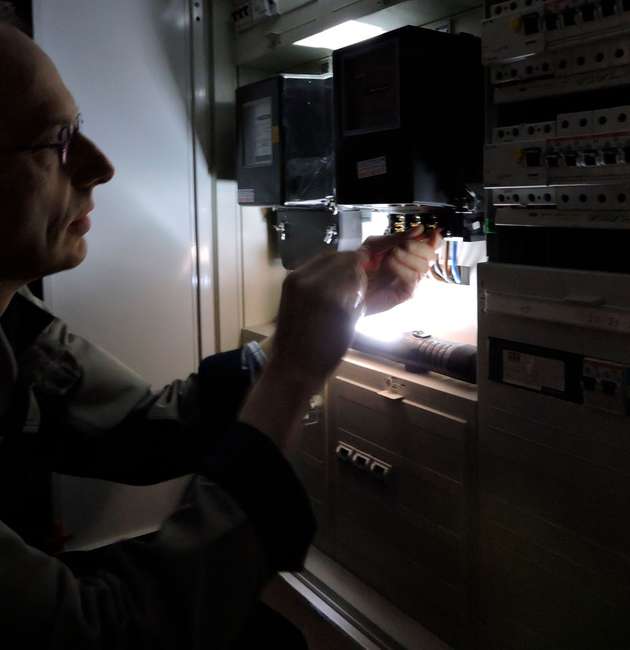 Dunkel war's: Peter Grandl, staatlich geprüfter Elektrotechniker, schreitet im Licht der Arbeitslampe zur Tat.