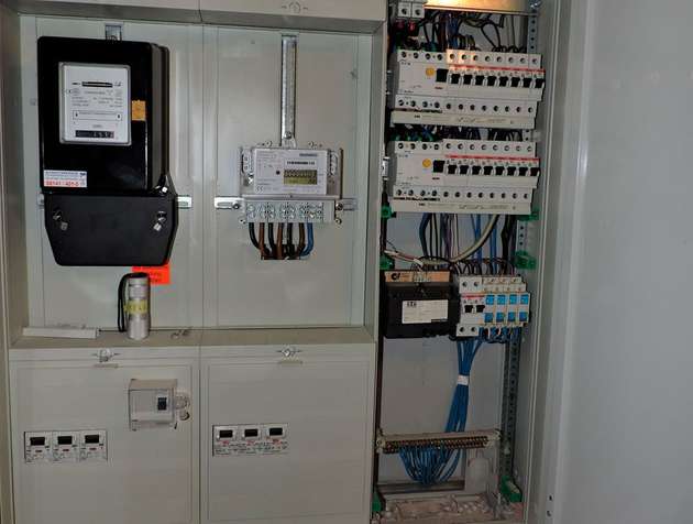 Anzeige okay: Der digitale Zähler informiert über die aktuelle Spannung und die ersten 0,3 verbrauchten Kilowattstunden.