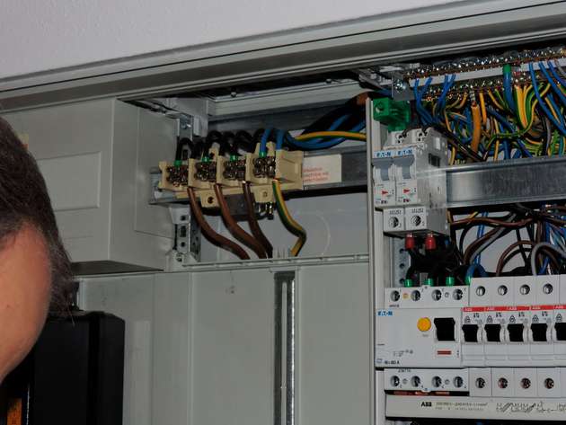 Hier geht's lang: Der Elektriker lokalisiert den richtigen Stromkreis, damit die Übertragung der Daten im Haus mit Powerline-Technik problemlos klappen kann.
