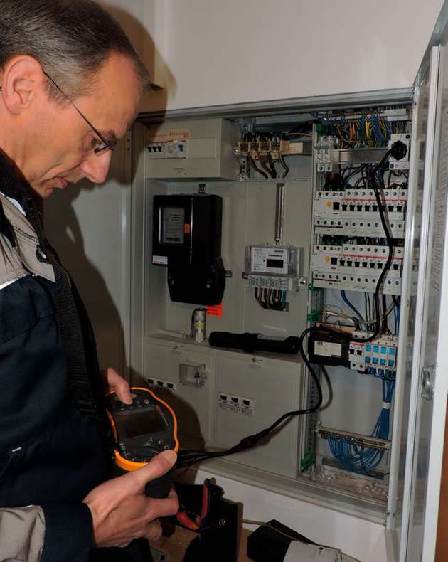 Eintrittspforte für die Daten ins Stromnetz: Peter Grandl hat eine neue Steckdose installiert und testet ihre Funktion und Sicherheit. 