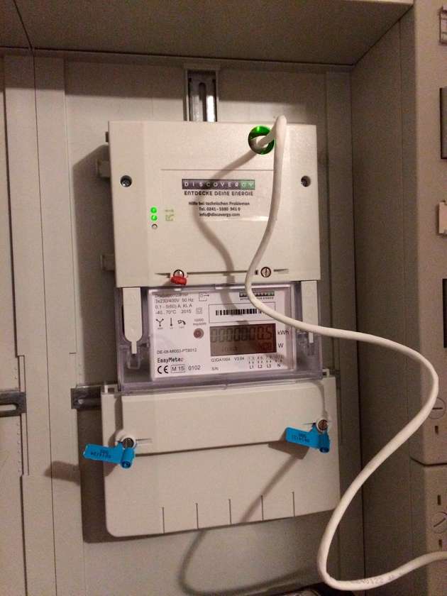 Datenpfad: Ein Kommunikationsmodul oberhalb des digitalen Zählers bringt über das eingesteckte LAN-Kabel die Daten auf den Weg.
