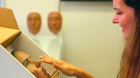 Eine Patientin der Avsar-Klinik für plastische Chirurgie bestaunt ihre 3D-Maske.