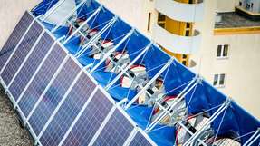 Die neuen Sonne-Wind-Module bestehen aus vier Solarpaneelen, die einen Windkanal mit zwei Windturbinen umgeben.