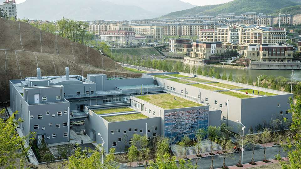 Weltweit erstes Semizentral-Gebäude: Das Resource Recovery Center in Qingdao (Provinz Shandong, China) wurde nach über 10 Jahren Forschung und Entwicklung des Ansatzes  im Rahmen der Weltgartenausstellung 2014 realisiert.