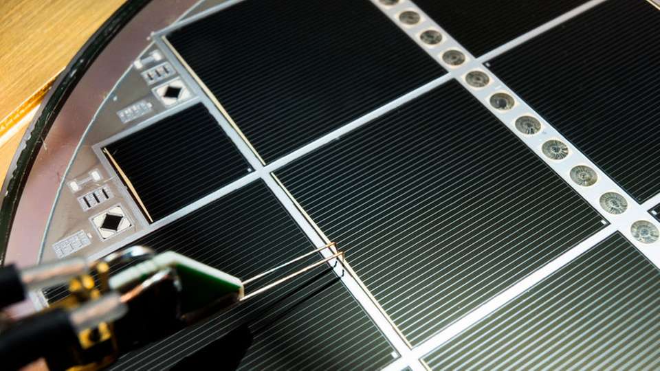 Die Rekord-Solarzelle besitzt wie herkömmliche Siliciumsolarzellen einen einfachen Vorder- und Rückseitenkontakt und kann ebenso in PV-Module integriert werden.
