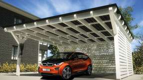 Das Carport-Konzept von Solarwatt in Kombination mit der Ladestation BMW i Wallbox ermöglicht es, E-Cars an ihrem Stellplatz mit Solarstrom aufzuladen.