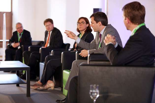 Diskutierten und Leitung von Prof. Töpfer mit Gastgeber Dr. Bieberbach: Agora-Chef Dr. Patrick Graichen (2. von links), Koordinatorin des Energieunionsteams im Generalsekretariat der EU-Kommission Edith Hofer (Mitte) und  IEA-Analyst Simon Müller (2. von rechts).