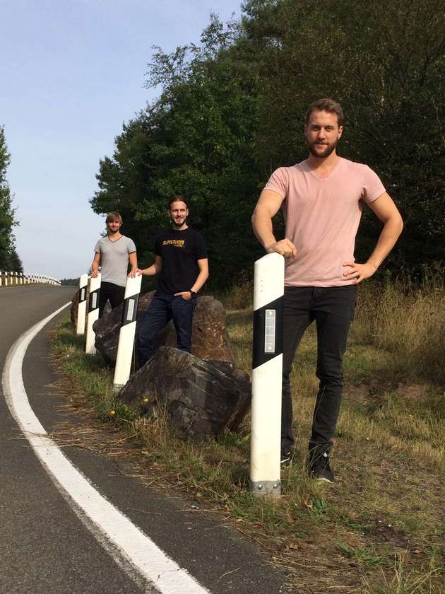 Das Gewinnerteam des Cosima-Wettbewerbs von links nach rechts: Die Studenten Benjamin Kirsch, Daniel Gillo und  Julian Neu haben ein System für Leitpfosten entwickelt, das Geisterfahrer erkennen kann.