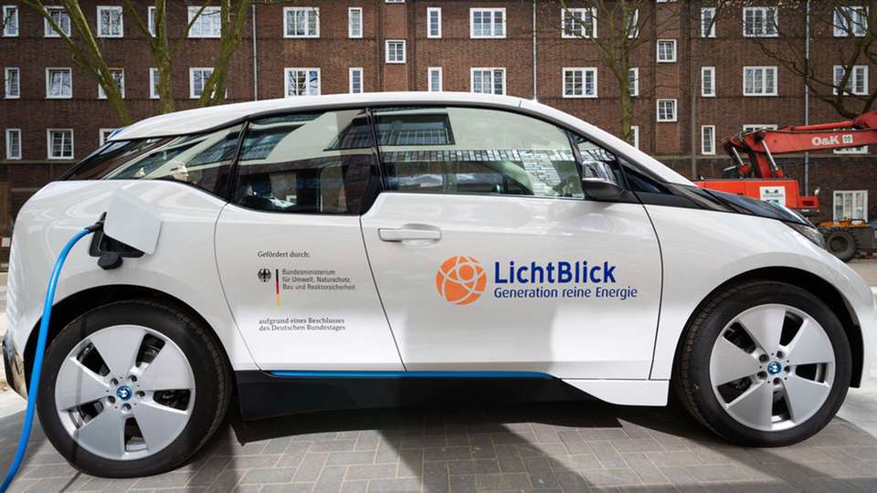 Das Elektroautomodell BMW i3 beim Ladevorgang.