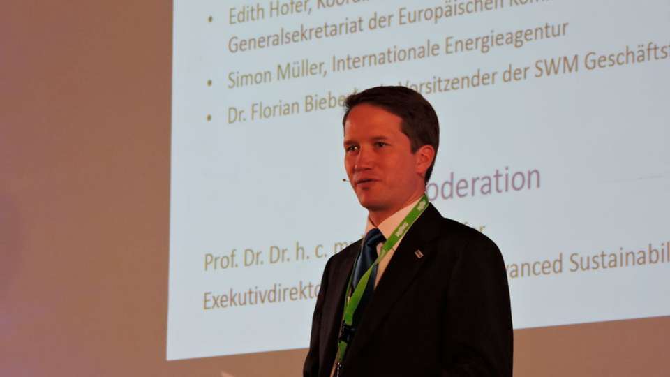  Freude über den Etappensieg: Dr. Florian Bieberbach, Vorsitzender der SWM-Geschäftsführung, lud in einer Feierstunde Experten zur Podiumsdiskussion ins Alte Rathaus München.