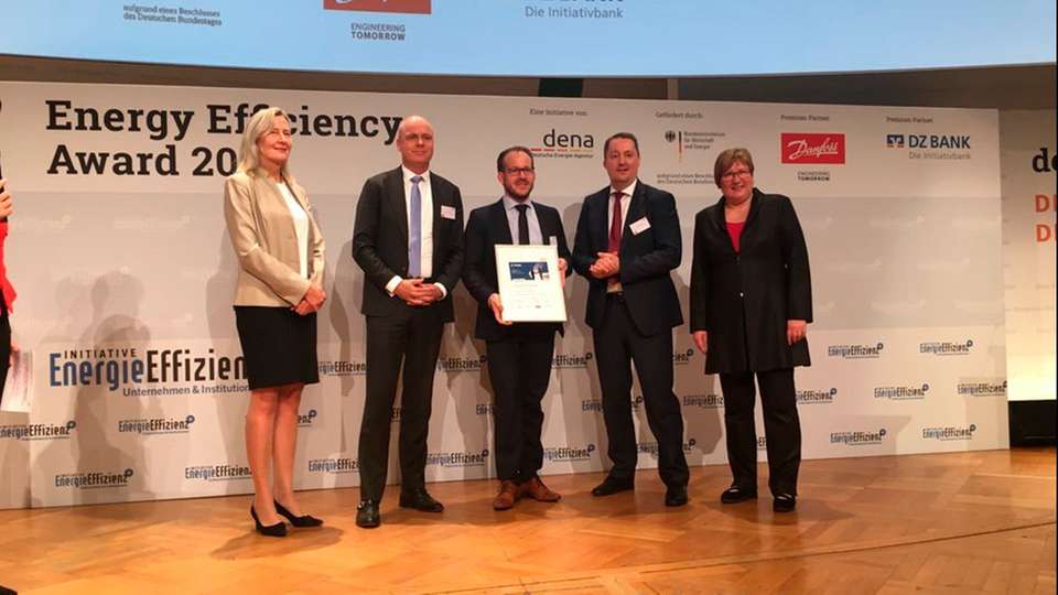 Von links nach rechts: Kristina Haverkamp, Geschäftsführerin Deutsche Energie-Agentur, Paul Baan, Leiter Energy Efficiency Eon Connecting Energies, Timo Greiffendorf und Marcel Devereaux, beide Pilkington, Staatssekretärin Iris Gleicke.