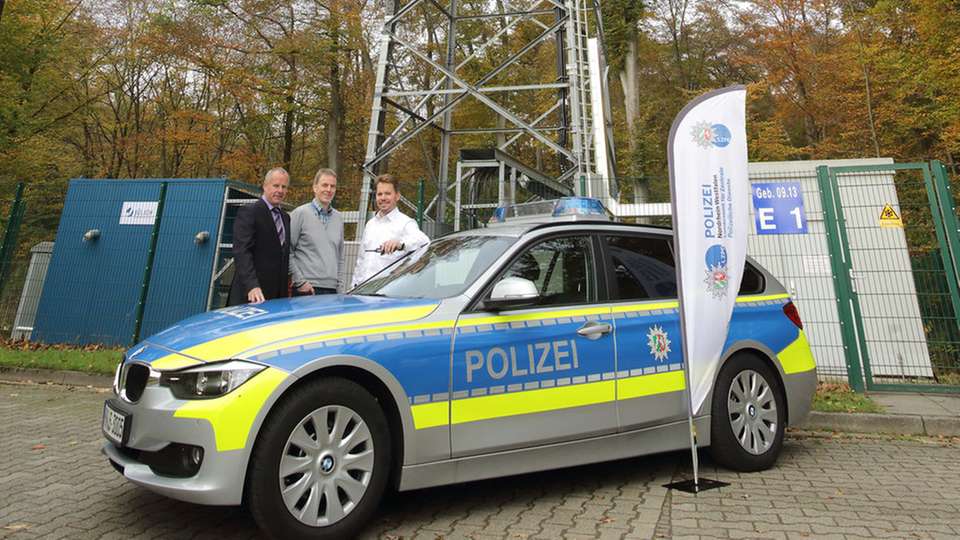 Brennstoffzelle sichert Polizeifunk Von links nach rechts: Forscher vom Jülicher Institutsbereich Elektrochemische Verfahrenstechnik Bernd Emonts,und Michael Hehemann mit Michael Cieslik (rechts) vom Landesamt für Zentrale Polizeiliche Dienste in Duisburg.