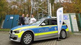 Von links nach rechts: Forscher vom Jülicher Institutsbereich Elektrochemische Verfahrenstechnik Bernd Emonts,und Michael Hehemann mit Michael Cieslik (rechts) vom Landesamt für Zentrale Polizeiliche Dienste in Duisburg.