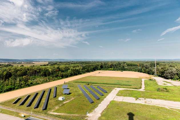 Früher sollte hier Atomstrom produziert werden, heute liefert die Fläche von 3.700 Quadratmetern saubere und sichere Energie aus natürlichen Ressourcen.