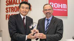 Rohm-Präsident Satoshi Sawamura überreichte den Preis an Glenn Smith, Präsident von Mouser Electronics, auf Rohms Electronica-Stand.