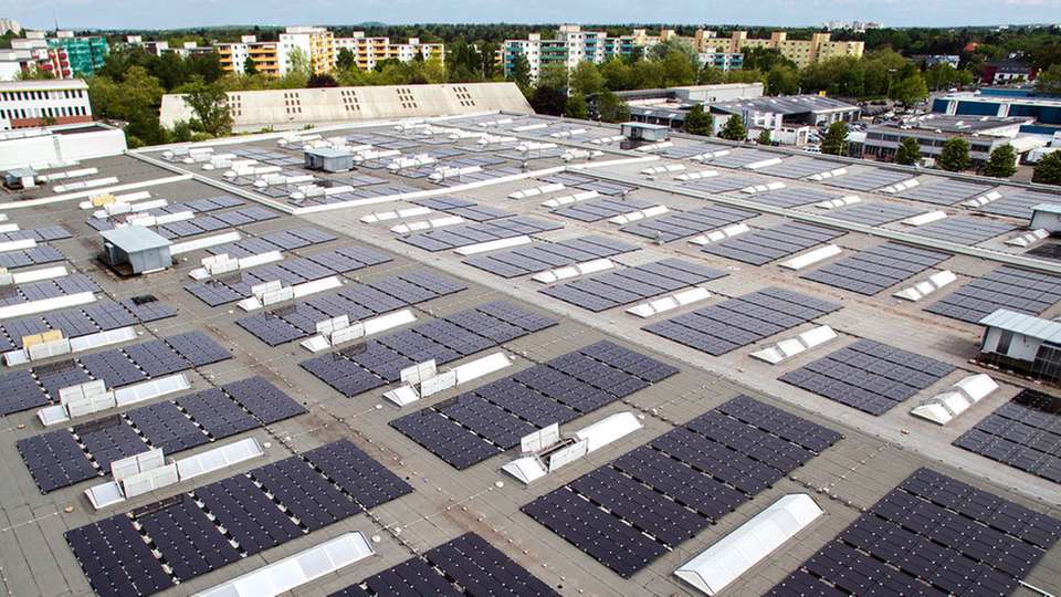 Aufs Dach gestiegen: 6900 leistungsstarke PV-Dünnschichtmodule  auf dem Dach des neuen Hybridkraftwerks in Berlin.
