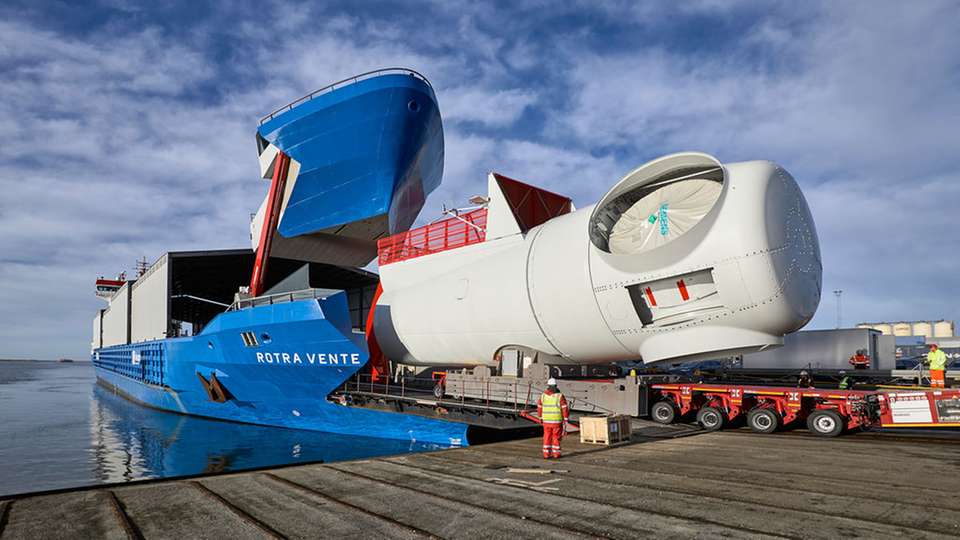Das 141 Meter lange Transportschiff kann mehrere Maschinenhäuser der 8-Megawatt-Anlagen aufnehmen und bietet für die Ro/Ro-Beladung eine gewaltige Bugklappe, ein Teleskopdach schützt die Windenergieanlagen zudem vor Salzwasser. 