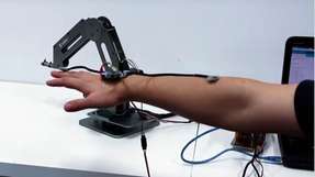 Bewegungen kann der User dem Roboterarm unter anderem beibringen, indem er sie ihm vorführt. Alternativ erfolgt das Teach-In über Smartphone oder eine 3D-Maus.