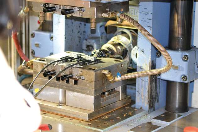 Hier werden die Steckverbinder in das Werkzeug eingelegt, bevor sie die Maschine mit Kunststoff umspritzt. Danach werden sie 100-prozentig elektrisch geprüft.