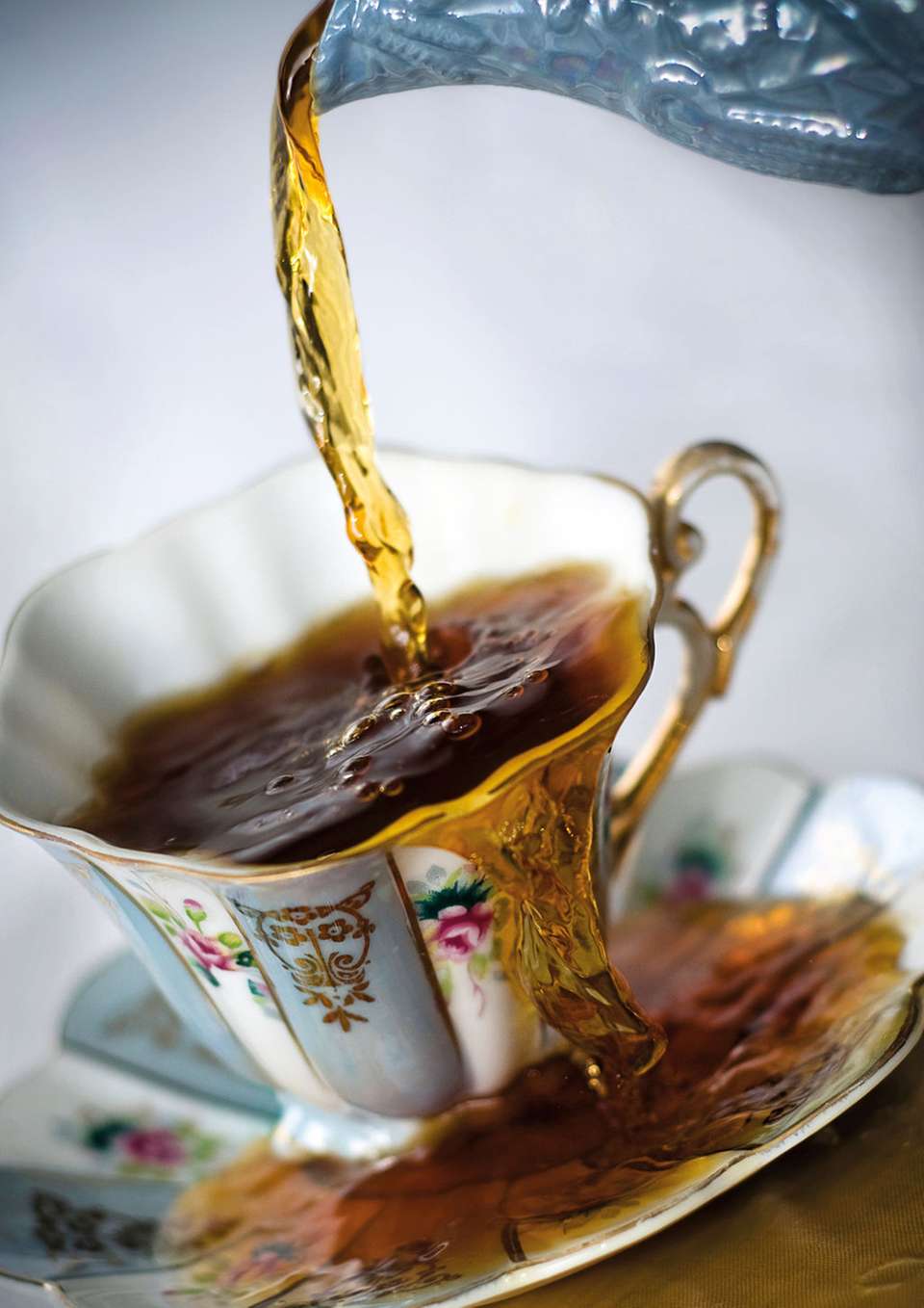 Чай в кружке. Мужчина с чаем. Горячий чай. Вылила горячий чай ему в лицо. Горячий чай.