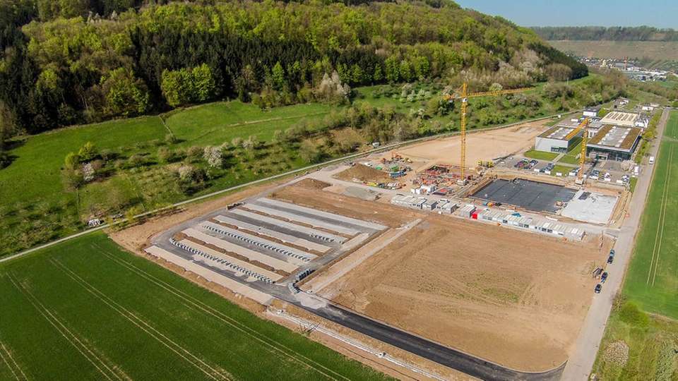 Baustelle in Criesbach: Das geplante Hochregallager wächst kontinuierlich. Die unterhalb des Ausbildungszentrums geplante Tiefgarage wird demnächst bereits mit einer Betonplatte gedeckelt.