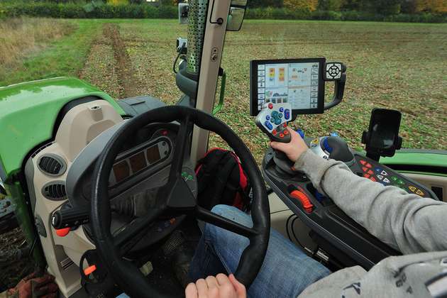 Mit Smartphone und Tablet in den Weinberg: Auch die Agrarwirtschaft wird zunehmend digitalisiert.