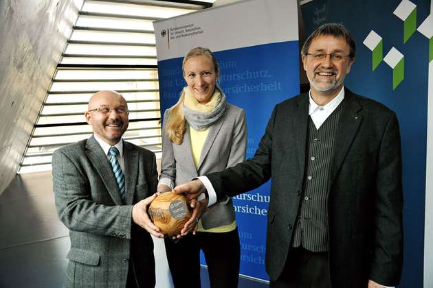 Kategorie Bauen & Wohnen (von links): Prof. Dr.-Ing. Bohumil Kasal (Institutsleiter), Dr. Julia Scholtyssek, (Naturwissenschaftlerin) und Prof. Dr.-Ing. Volker Thole (Leiter des Fachbereichs Verfahrens-und Systemtechnik Holzwerkstoffe)