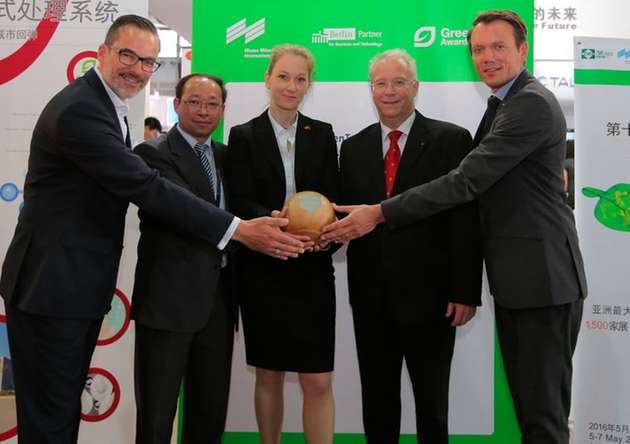 Kategorie Urbanisierung (von links): Dr. Stefan Franzke (Berlin Partner), Prof. Hongbin Chen (Tongji University Shanghai), Dr.-Ing. Susanne Bieker (TUDarmstadt, IWAR), Prof. Dr.-Ing. habil. Martin Wagner (TU Darmstadt, IWAR) und Christian Rocke (Messe München)