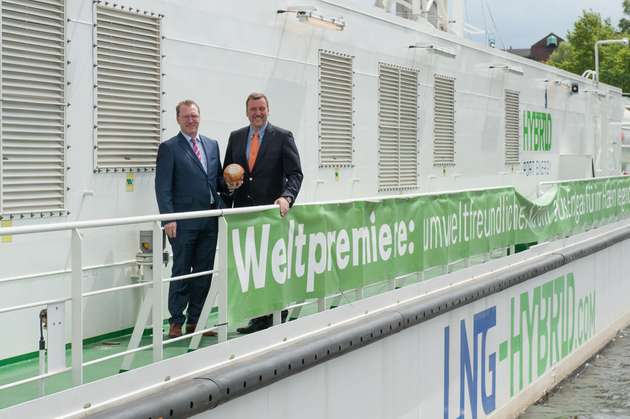 Gewinner der Kategorie Reise auf der LNG Hybrid Barge: Henning Kuhlmann (links) und Dirk Lehmann, Geschäftsführer und Gesellschafter von Becker Marine Systems