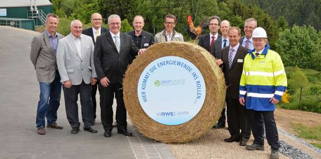 Blickten diese Woche kurz vor der Verleihung des Awards in der Energie-Kategorie des Greentec Awards auf vier Jahre Smart Country zurück (v. l.): Horst Zils, Ortsbürgermeister Üttfeld, Norbert Tautges, Ortsbürgermeister Kesfeld, Prof. Dr. Christian Rehtanz, TU Dortmund, Uwe Hüser, Staatssekretär im rheinland-pfälzischen Ministerium für Wirtschaft, Klimaschutz, Energie und Landesplanung, Andreas Kruppert, Bürgermeister Verbandsgemeinde Arzfeld, Dr. Joachim Streit, Landrat des Eifelkreises Bitburg-Prüm, Prof. Dr. Jochen Kreusel, Leiter Konzernprogramm Smart Grids bei ABB, Dr. Torsten Hammerschmidt, Projektleiter Smart Country, Heinz Hoffmann, Energielandwirt, Michael Horper, Präsident des Bauern- und Winzerverbandes Rheinland-Nassau, und Dr. Joachim Schneider, Technikvorstand RWE Deutschland.