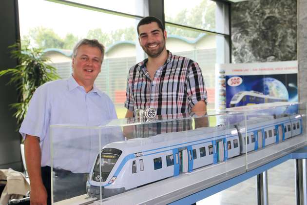 Von der Zuverlässigkeit der Pflitsch-Kabelverschraubungen überzeugt: Jörg Schmidt (l.) von der Pflitsch-Vertretung Thomsen und Alstom-Verkabelungsexperte Martin Chapouthier am Modell des Regionalzugs X60. 