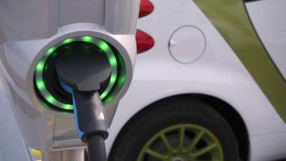 
                        
                        
                          Elektromobile und das Smart Grid:  Als „unterbrechbare Stromverbraucher“ können Batteriefahrzeuge eine wichtige Rolle für Energieversorger spielen.
                        
                      