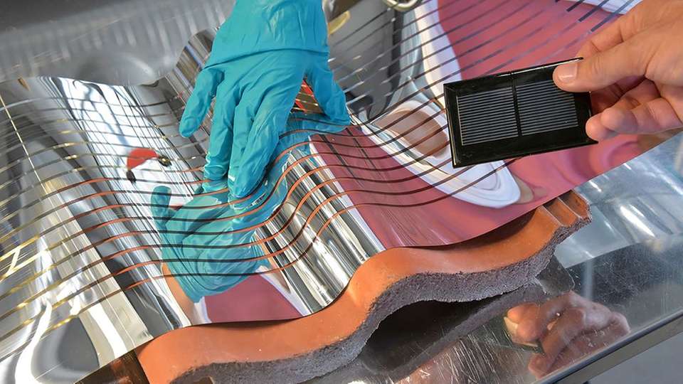 Solarzellen, dünn wie Folie und so biegsam, dass sie sich auf unterschiedlichen Oberflächen wie Haus- und Fahrzeugdächer oder Glasfronten großflächig ausrollen lassen – daran forscht ab sofort ein deutsch-dänisches Team im Projekt RollFlex.