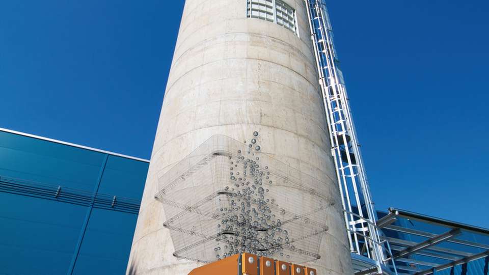 
                        
                        
                          Siloanlage zur 150-KW-Biomasseheizanlage:  Ein spezielles Austragsystem führt das Schilf zu.
                        
                      